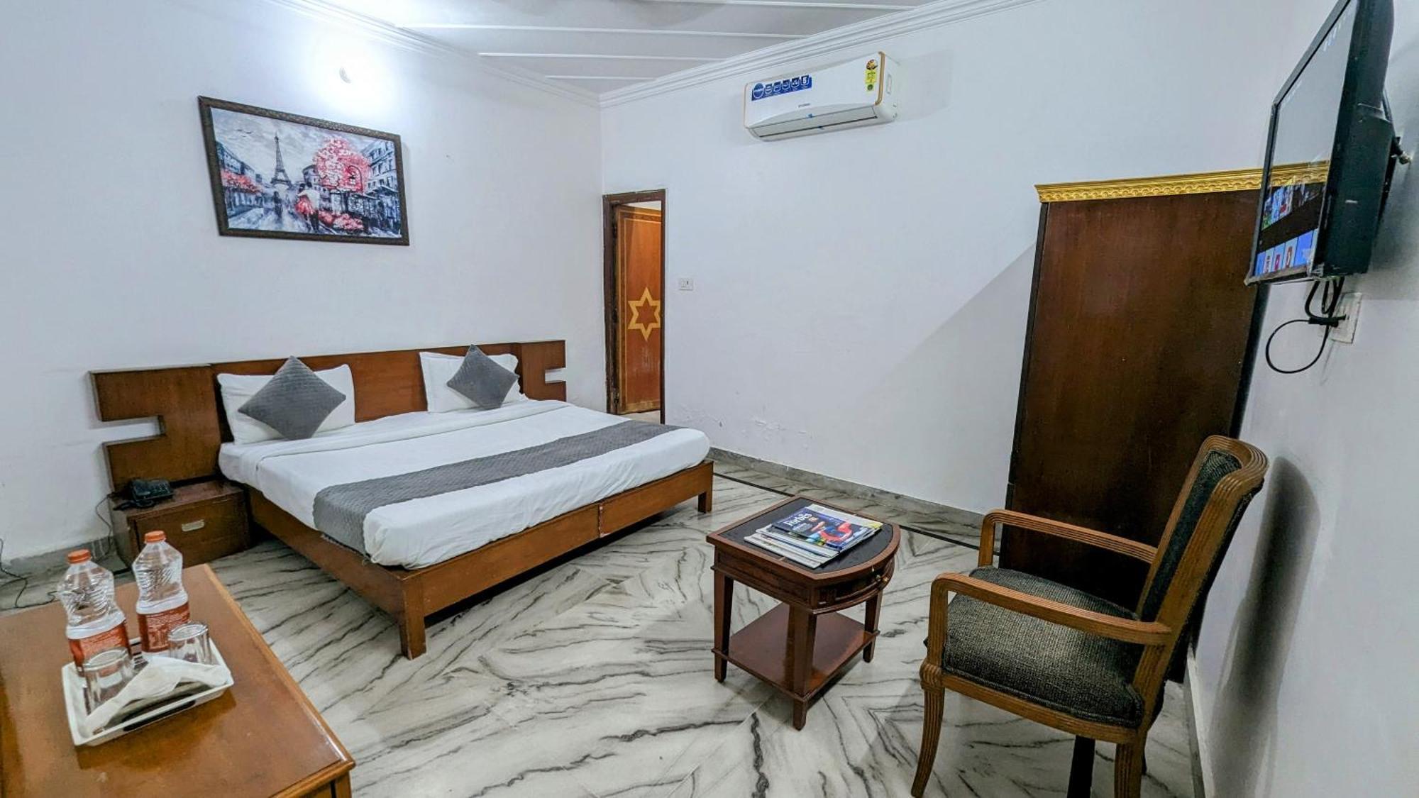 Hotel Lecston @Yashobhoomi Dwarka Sector - 25 Metro Station Delhi  Exterior photo