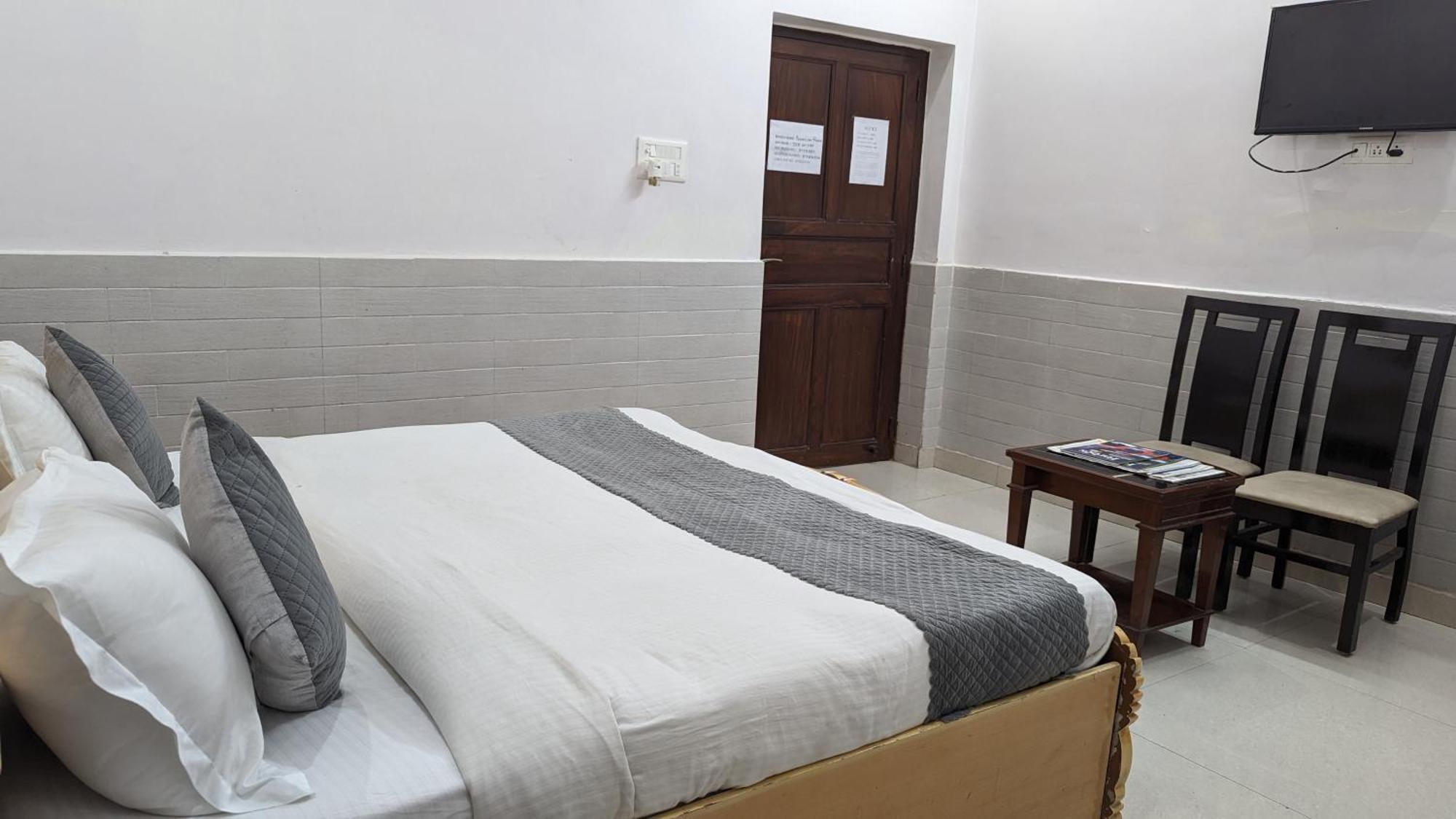 Hotel Lecston @Yashobhoomi Dwarka Sector - 25 Metro Station Delhi  Exterior photo