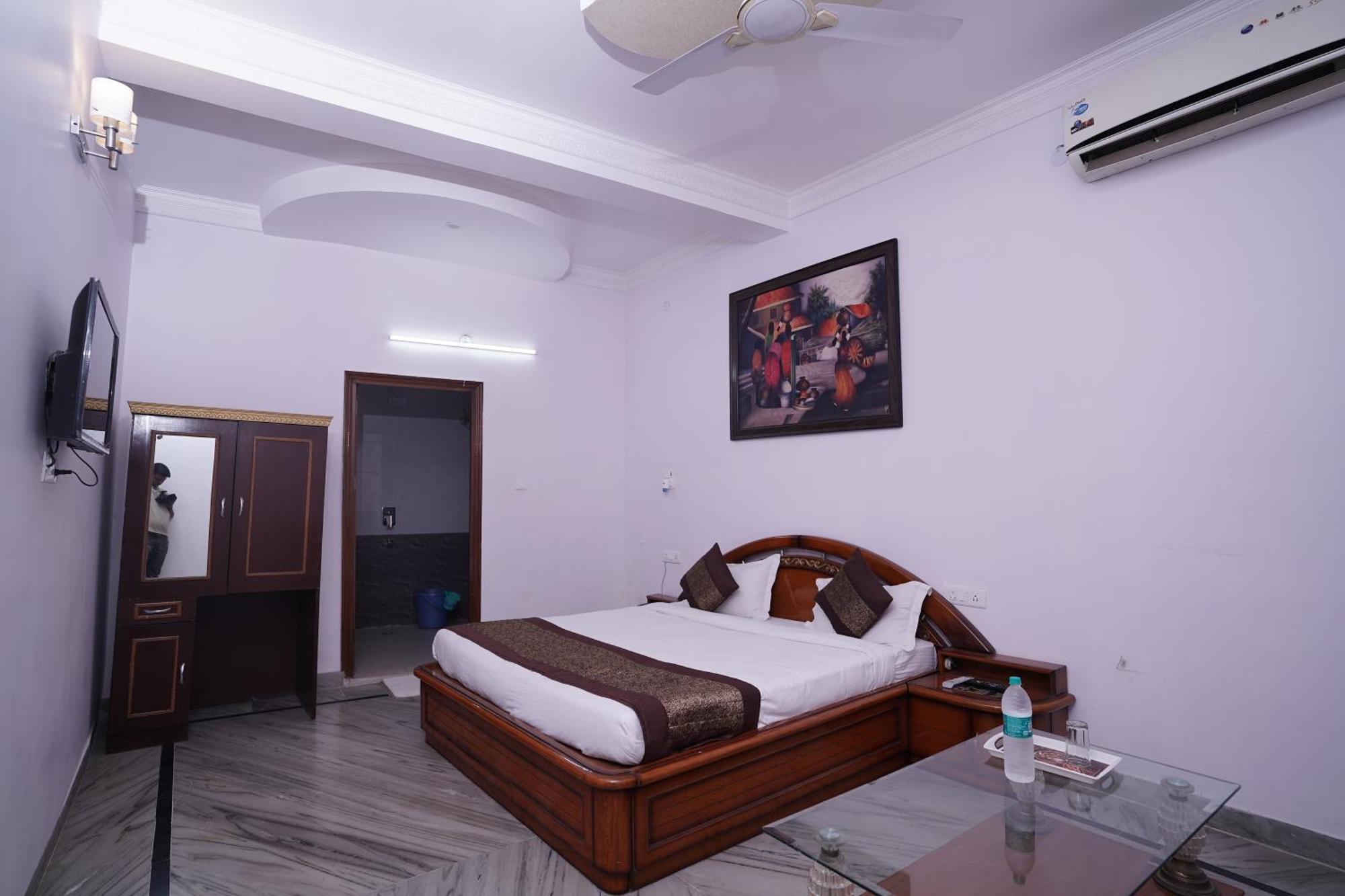 Hotel Lecston @Yashobhoomi Dwarka Sector - 25 Metro Station Delhi  Exterior photo