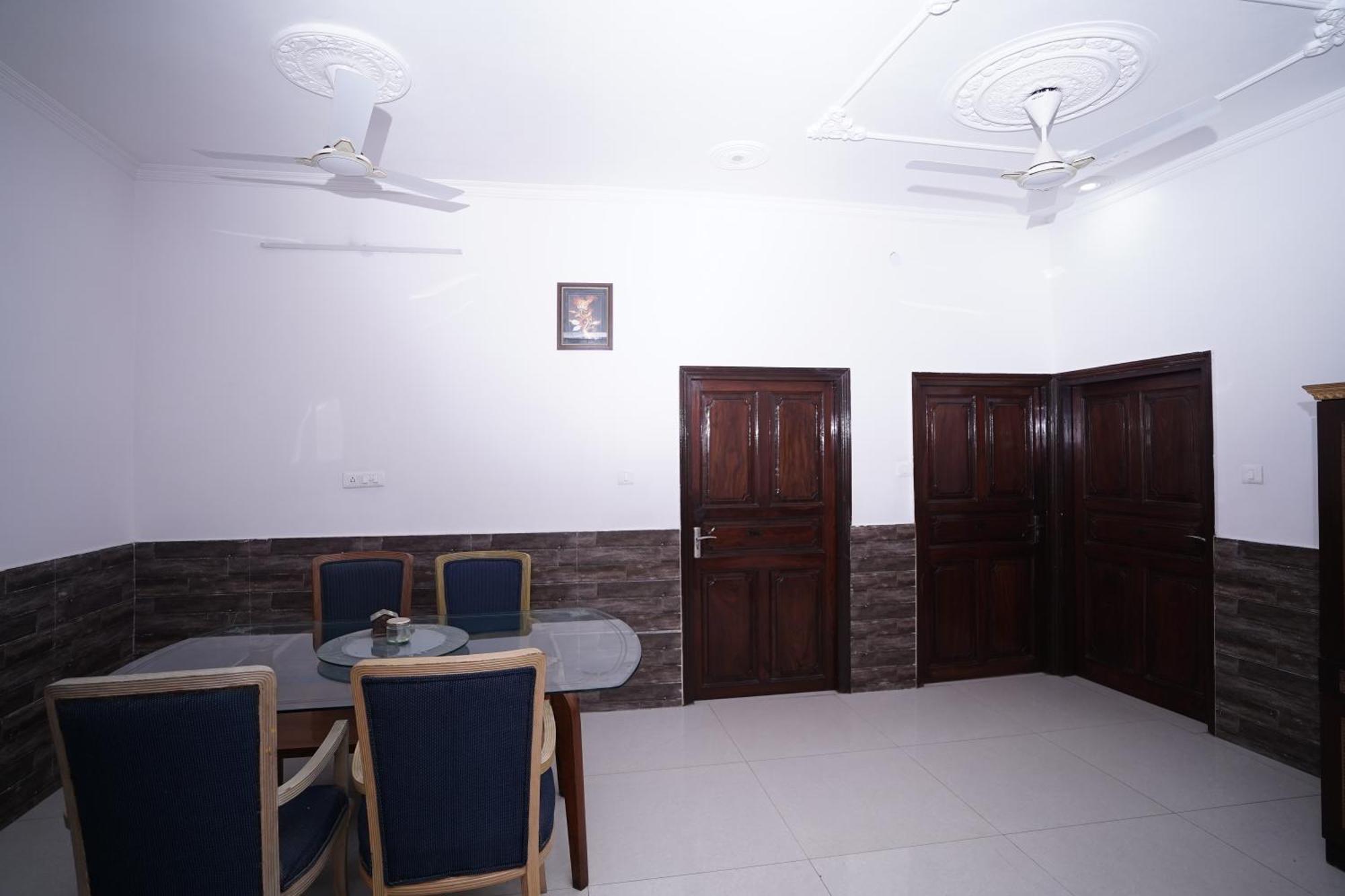 Hotel Lecston @Yashobhoomi Dwarka Sector - 25 Metro Station Delhi  Exterior photo