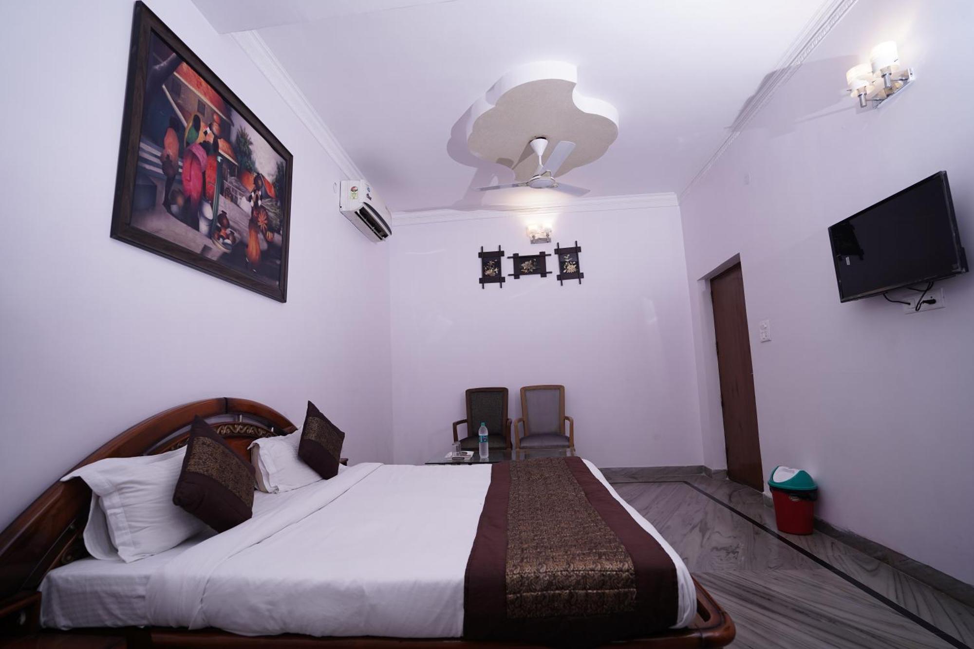 Hotel Lecston @Yashobhoomi Dwarka Sector - 25 Metro Station Delhi  Exterior photo