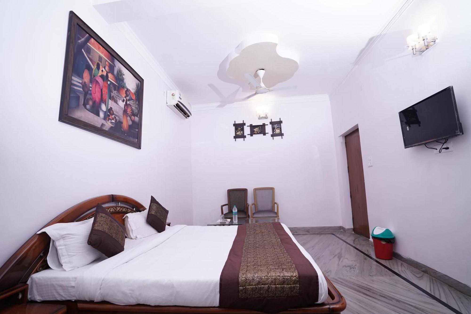 Hotel Lecston @Yashobhoomi Dwarka Sector - 25 Metro Station Delhi  Exterior photo