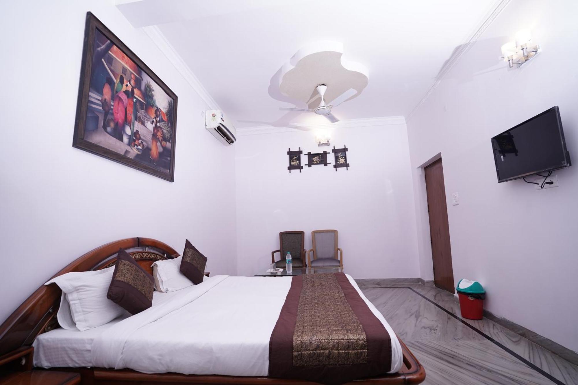 Hotel Lecston @Yashobhoomi Dwarka Sector - 25 Metro Station Delhi  Exterior photo