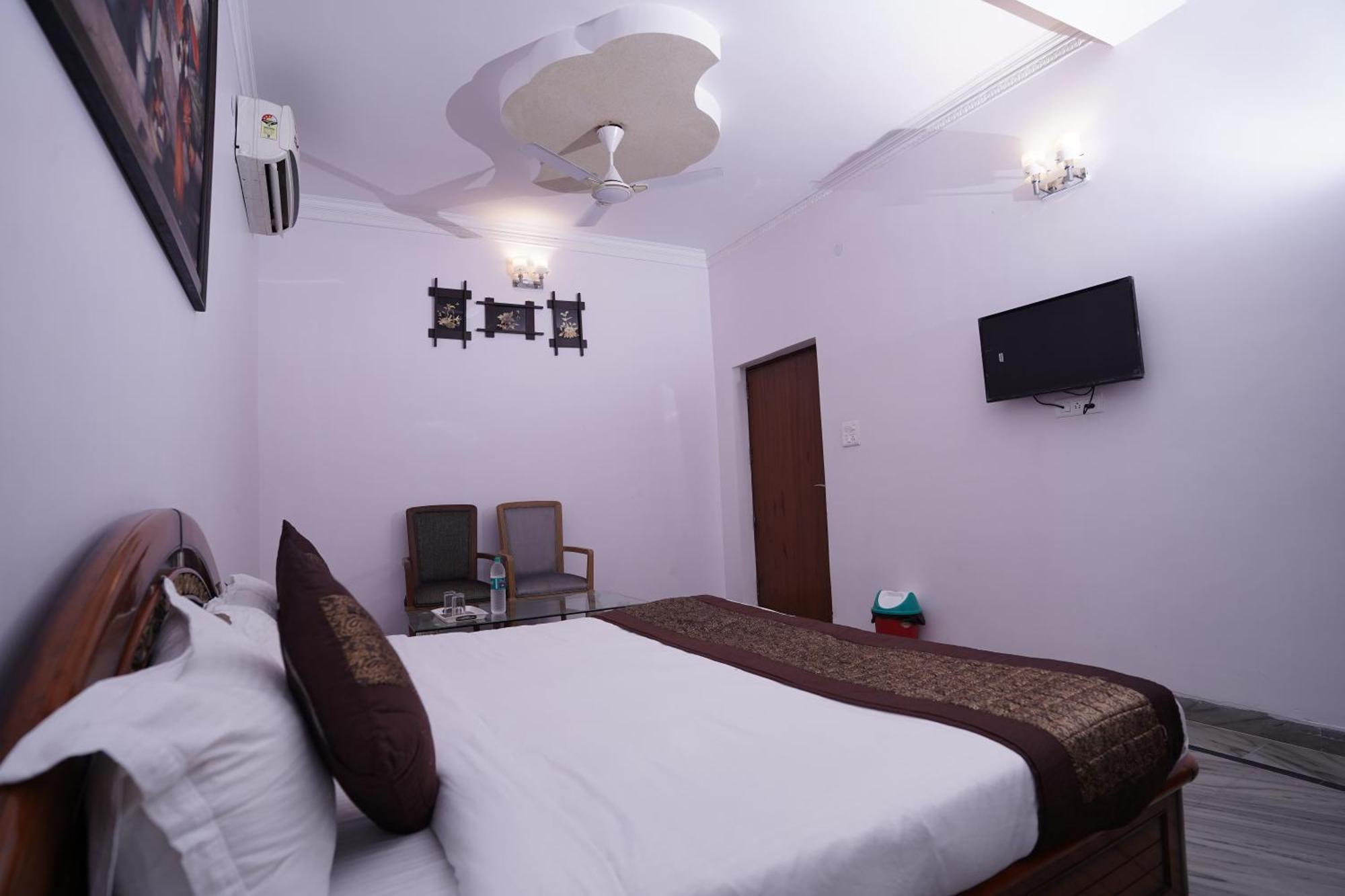Hotel Lecston @Yashobhoomi Dwarka Sector - 25 Metro Station Delhi  Exterior photo